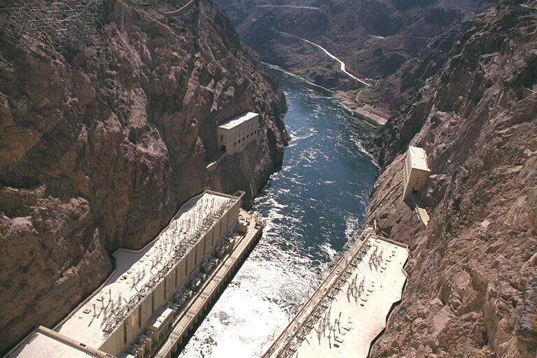 Blick vom Hoover Dam in die Tiefe